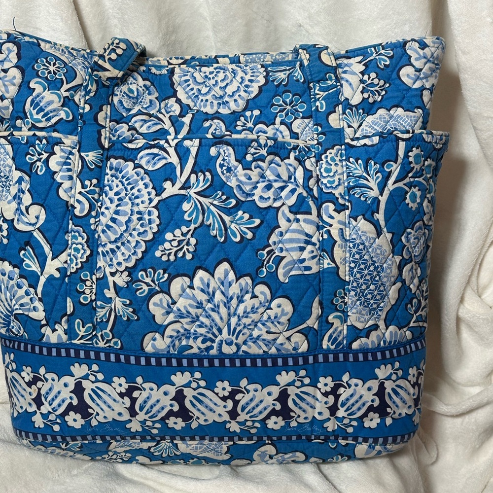 🌟Vera Bradley Blue and White Floral Tote - Picture 2 of 3